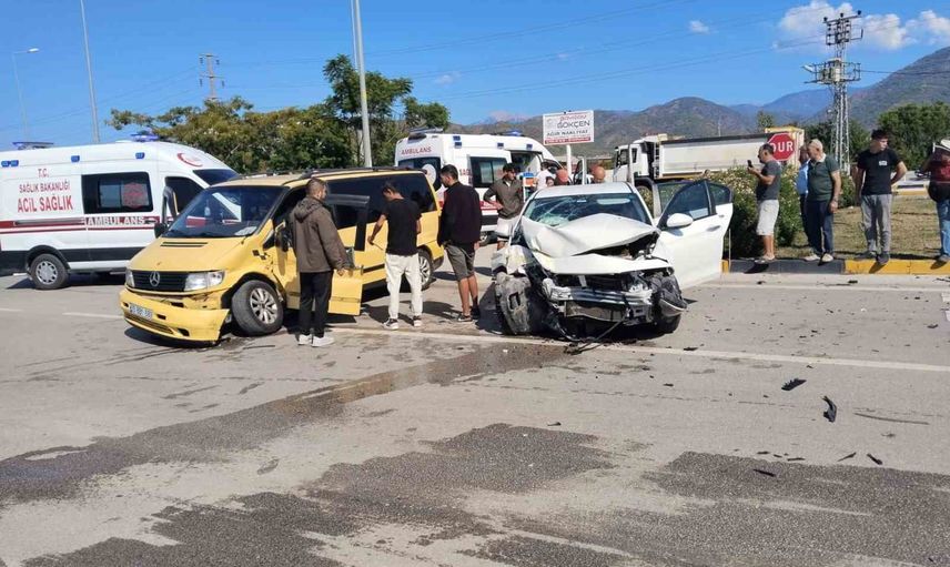 Işıksız kavşakta çarpışma: Fethiye'de 5 kişi yaralandı
