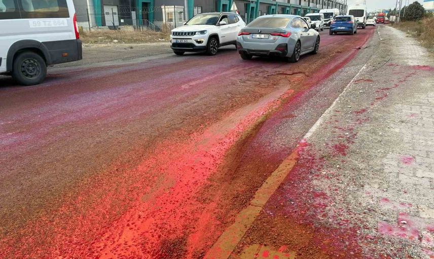 Kırmızı cadde: Kapaklı OSB'de yola yayılan boya şaşkınlık yarattı