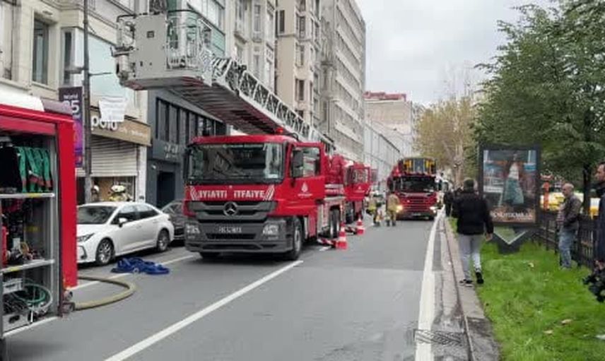 Şişli'de tadilat sürecindeki 8 katlı binada çıkan yangın kısa sürede kontrol altına alındı