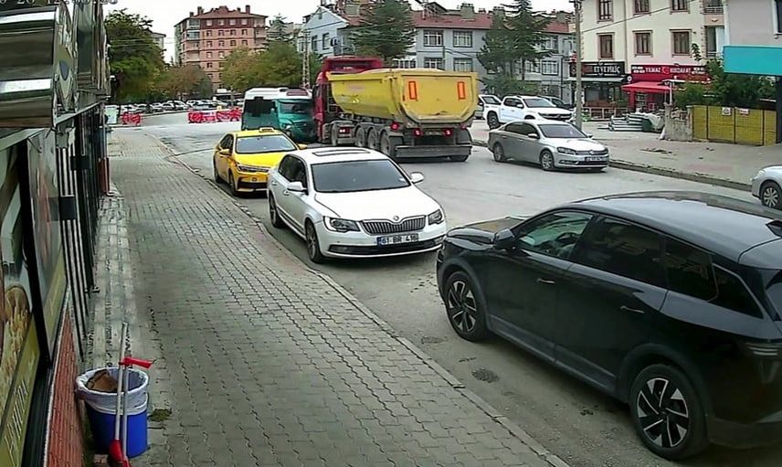 Selçuklu'da minibüsle hafriyat kamyonu çarpıştı: 10 kişi yaralandı