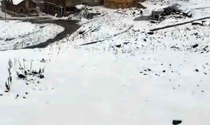 Eylül başında yaylaya kış dokunuşu: Tahpur beyaza döndü