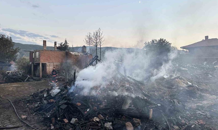 Ilgaz'da çıkan yangında üç ev kullanılamaz hale geldi
