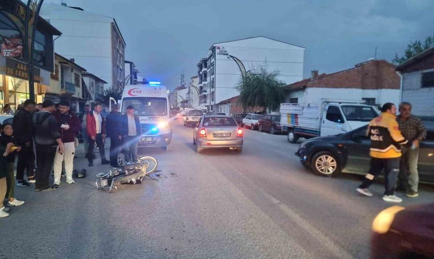 Alaca caddesinde kaza: motosiklet sürücüsü hastaneye kaldırıldı