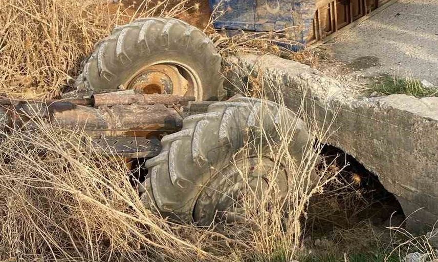Nizip'te toprak yüklü traktör dereye devrildi, sürücü kurtarıldı