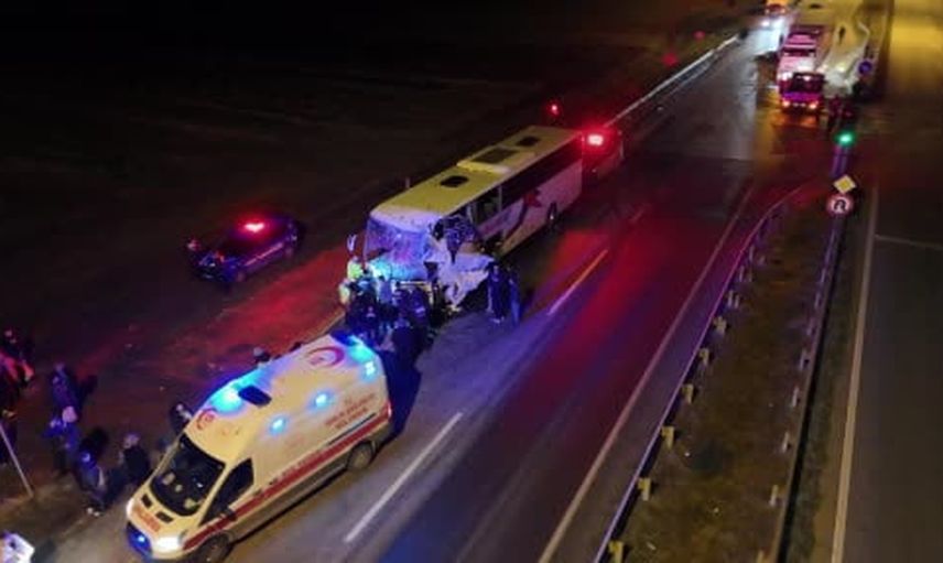 Edirne'de kapıkule yolunda tur otobüsü ile nar yüklü tır çarpıştı, 10 kişi yaralandı
