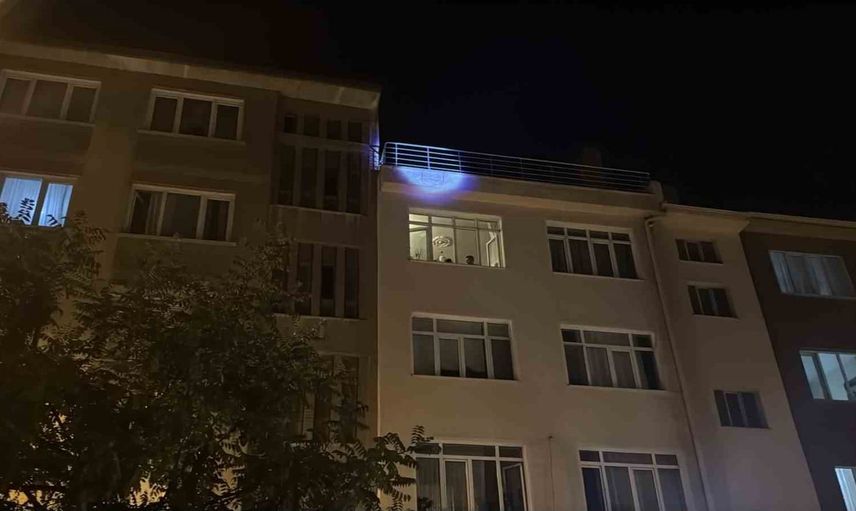 Çatıdan çatıya dolaşan kişi bir saatlik ikna çalışmasıyla indirildi