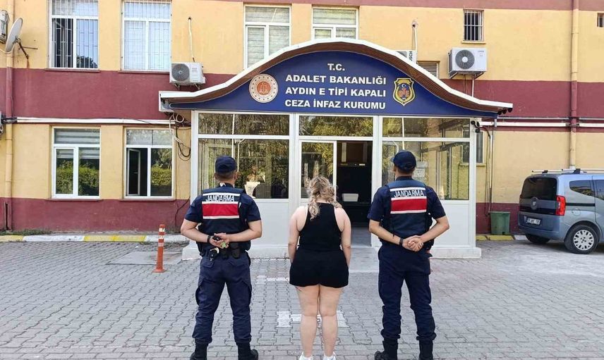 Kuşadası'nda kesinleşmiş hapis cezası olan kadın jandarmaya teslim edildi