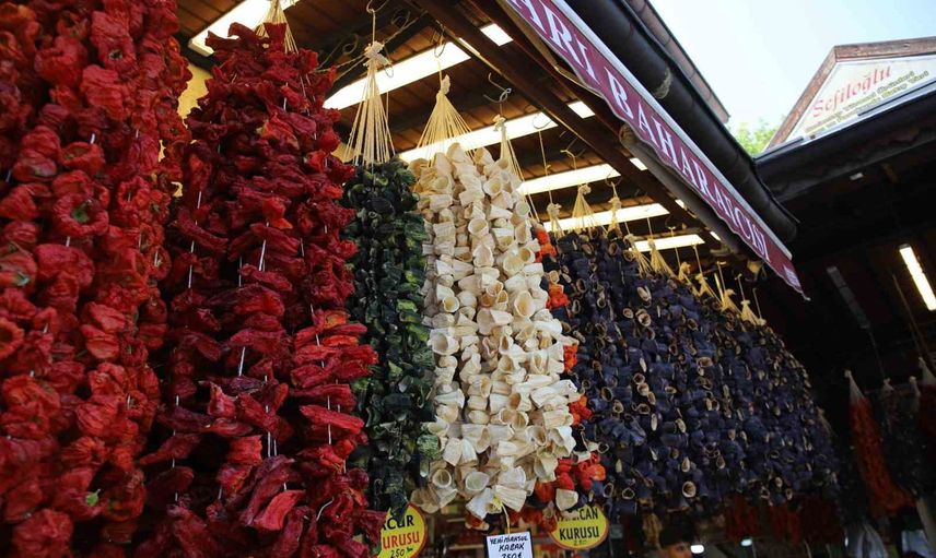 Gaziantep'te yeni mahsul kurutmalıklar Elmacı Pazarı'nı renklendirdi