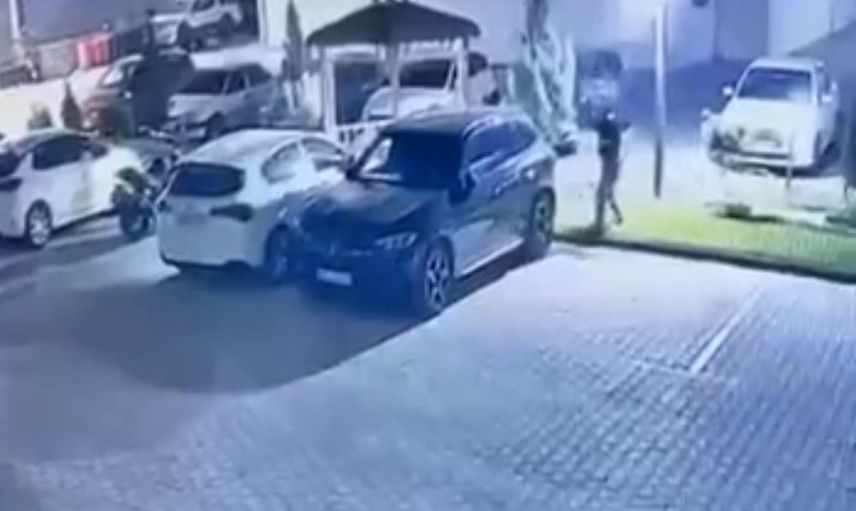Site kapısında kısa hırsızlık girişimi: aracın arka camı kırıldı