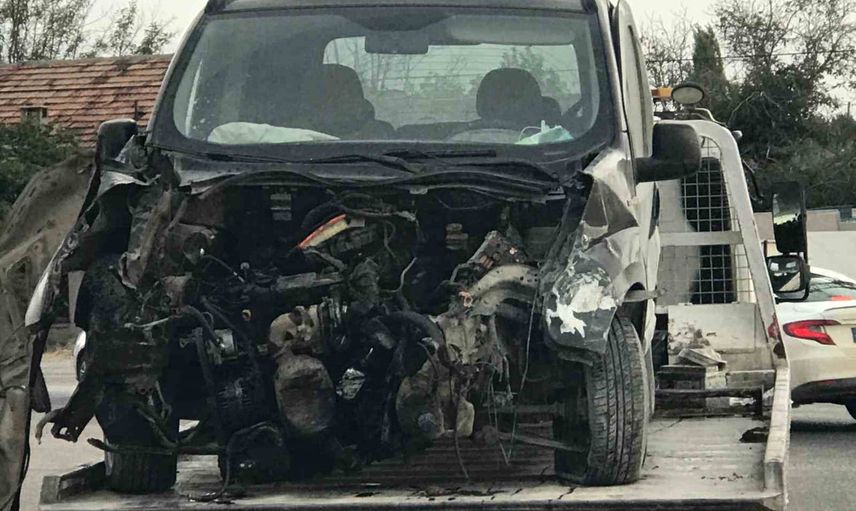 Kavşakta yan çarpışma: Fiat Tofaş ikiye bölündü, iki kişi yaralandı