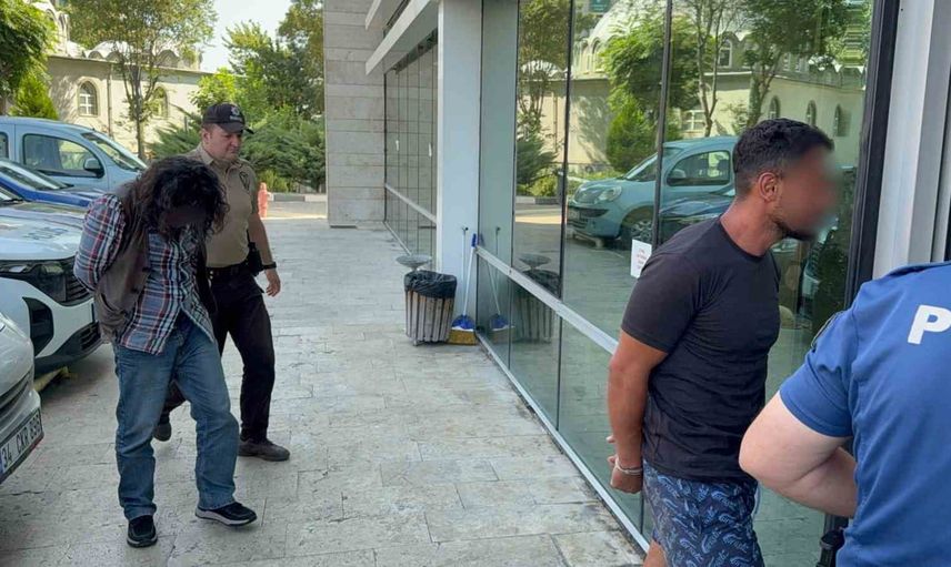 İzin için gelen iki kişi polise saldırı iddiasıyla tutuklandı