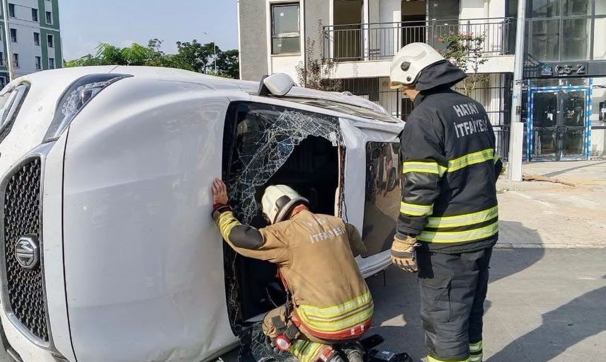 Kavşakta çarpışma: İskenderun'da iki sürücü yaralandı