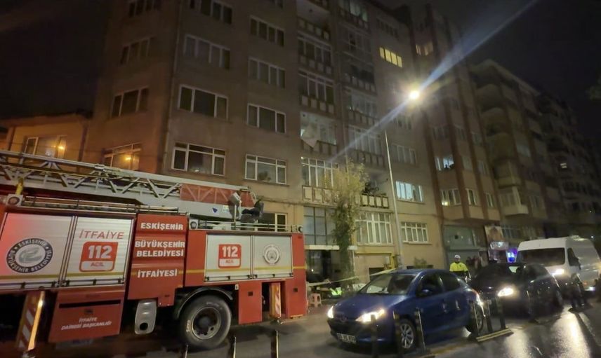 Eskişehir'de üçüncü kat penceresindeki kriz itfaiyenin merdiveniyle son buldu