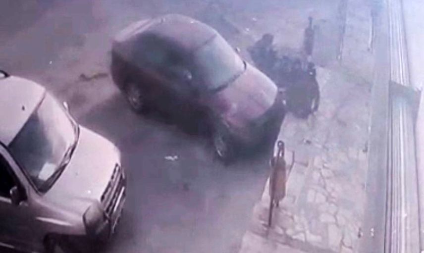 Vitesi karıştıran sürücü kaldırımda oturan kişiye çarptı, anlar güvenlik kamerasında