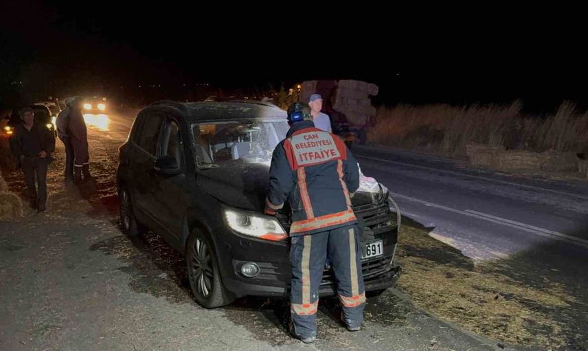 Çan'da yol çıkışında çarpışma: saman balyaları yola saçıldı, 1 yaralı