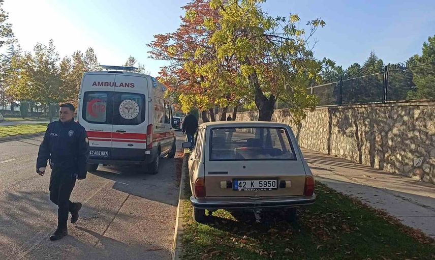 Seydişehir'de otomobil kaldırımdaki ağaca çarptı, sürücü yaralandı