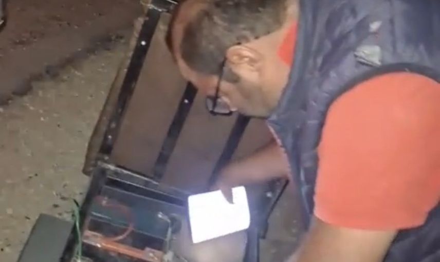 Sivrihisar'da çevredekilerin yardımıyla kurtarılan engelli sürücü