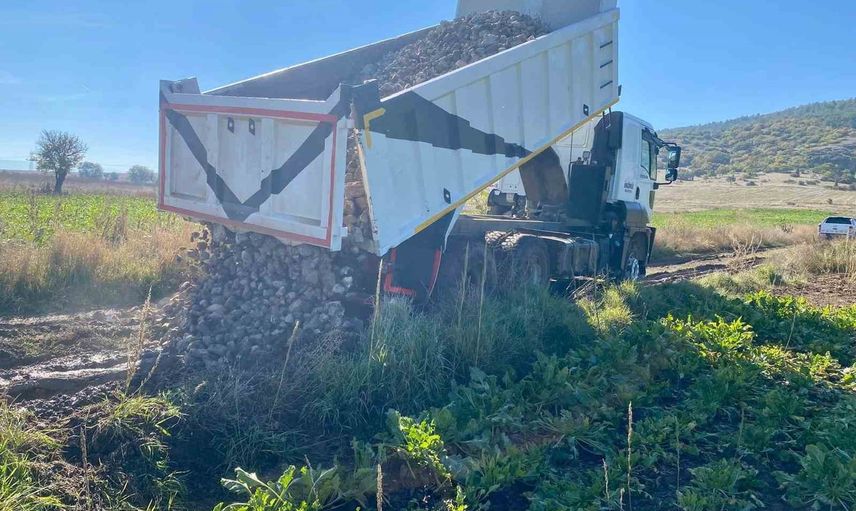 İnönü'de tarla yolları onarılıyor, hasat kolaylaşıyor