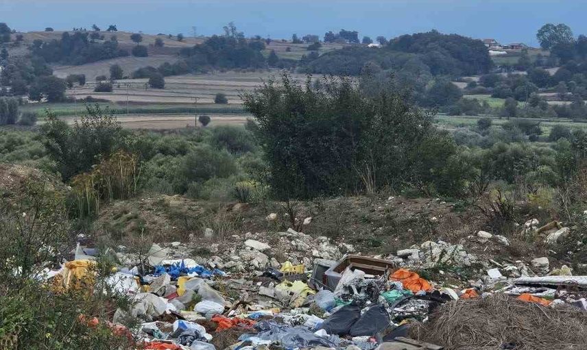 Kaçak döküm yol kenarını çöplüğe çevirdi, köylüler yetkililerden yardım istiyor