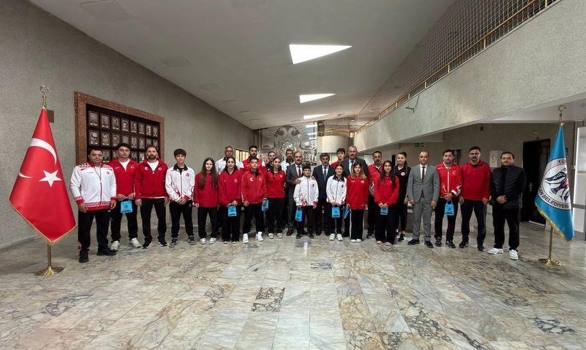 Başkan Aksun, derecelerle dönen sporcuları makamında kabul etti