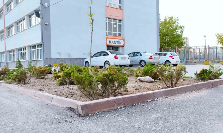 Üç okulun bahçesine yeşil dönüşüm ve sosyal alan kazandırıldı