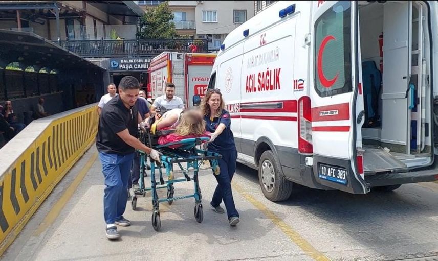 Otopark rampasında otomobilin altında kalan genç kadın yaralandı