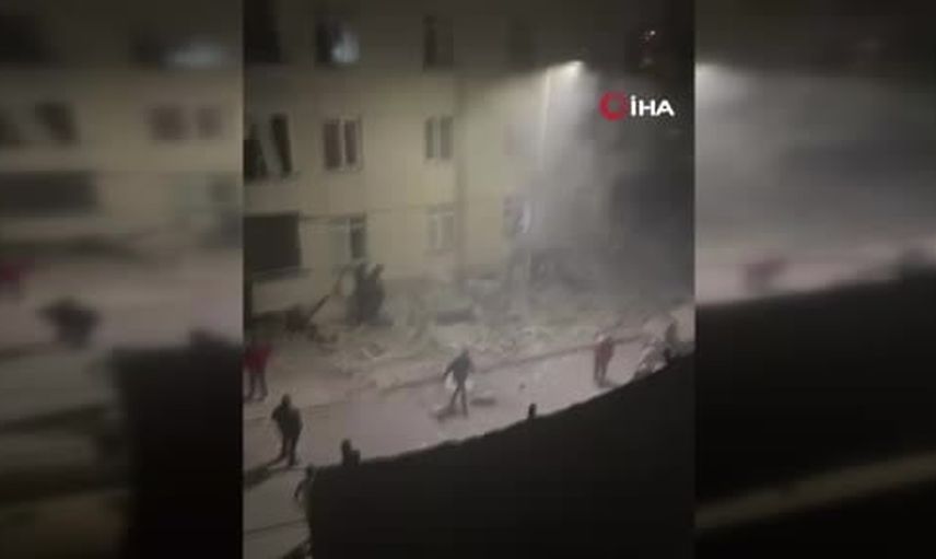 Maltepe Cevizli'de erken saatlerde 7 katlı binanın çöküşü görüntülendi