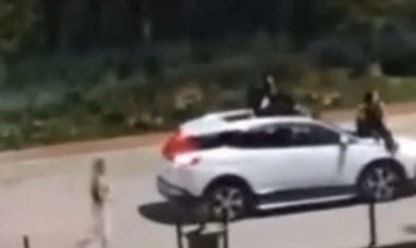 Trafiğin içinde riskli anlar: Elazığ'da otomobilin üstünde yolculuk edenler kamerada