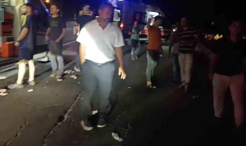 Şanlıurfa'da gece yarısı levhaların devrilmesiyle 7 kişi yaralandı