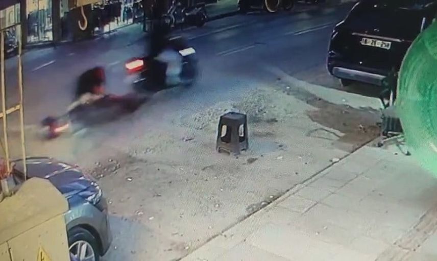 Gemlik'te çukura düşen motosiklet sürücüsünün yardım anları kamerada