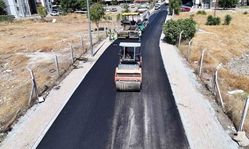 Efeler’de Güzelhisar Yedi Eylül Caddesi sıcak asfaltla yenileniyor