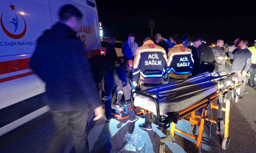 Ilıcalar mevkiinde akaryakıt marketine geçmeye çalışan yayalara çarpma: iki ağır yaralı