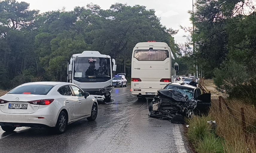 Otobüsle otomobilin çarpışması manavgat'ta yol trafiğini aksattı
