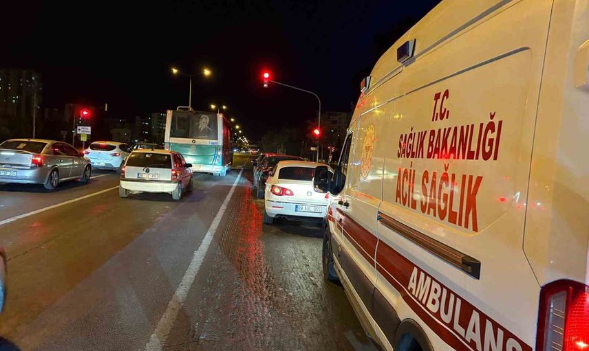Kayseri trafiğinde zincirleme kaza: Germir Mahallesi'nde 3 araç çarpıştı, 1 yaralı