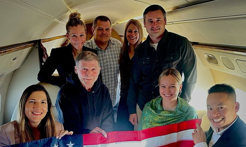 Trump paylaşımıyla Biden'ı hedef aldı: serbest kalan Hubbard'ın uçağındaki fotoğrafını paylaştı