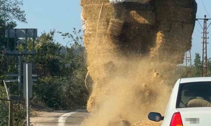 Aşırı yük kamyonu yola balya saçtı, sürücüler tehlikeli anlar yaşadı