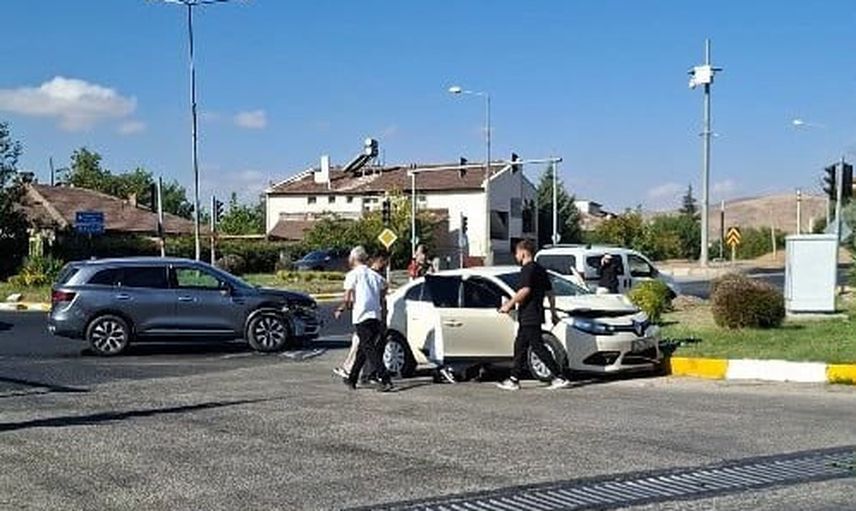 Elazığ’da OSB kavşağında iki otomobil çarpıştı: 1 yaralı