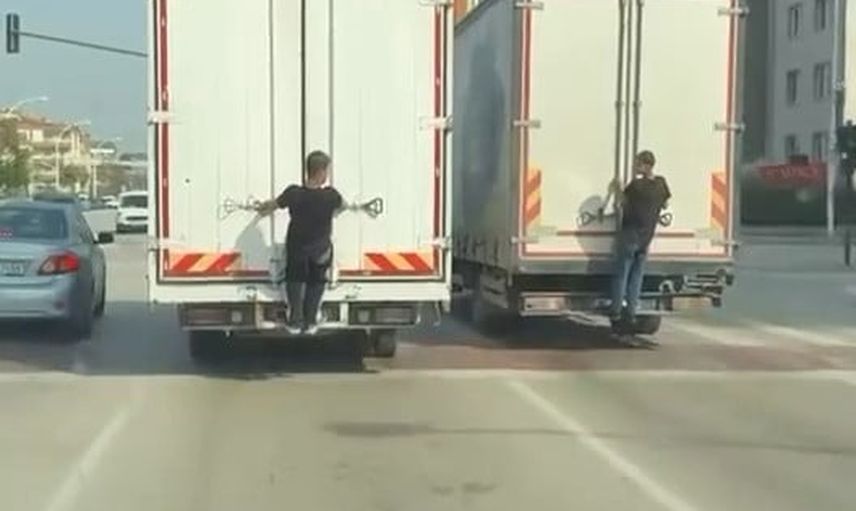 Nilüfer'de kamyon arkasına tutunan gençlerin tehlikeli yolculuğu