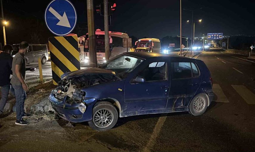 Kırmızı ışıkta dönüş yapan otomobil kamyona çarptı, sürücüler yara almadan kurtuldu