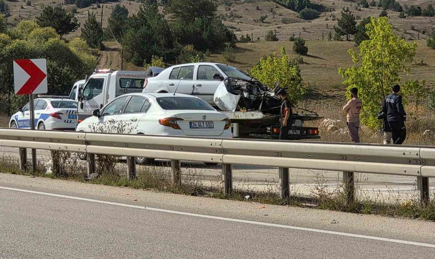 Devrekani'de direğe çarpan otomobil hurdaya dönerken iki kişi yaralandı