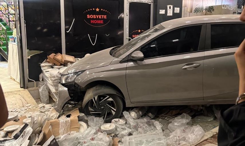 Akif Palalı Bulvarı'nda peş peşe mağazaya giren iki araç, 2 kişiyi yaraladı