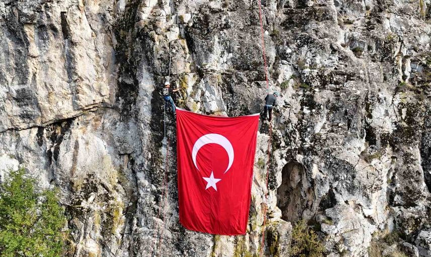 Budakören şelalesinde kaya duvarında dalgalanan dev Türk bayrağı