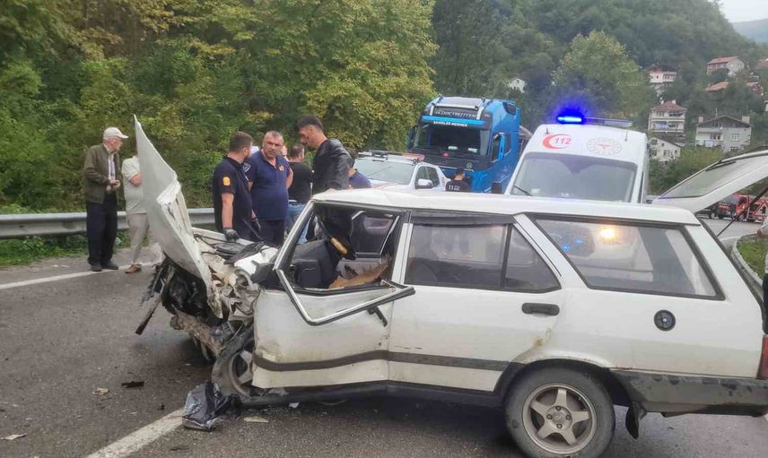 İnebolu'da iki araç kafa kafaya çarpıştı, cam ile tavan arasında sıkışan vatandaş itfaiye tarafından kurtarıldı