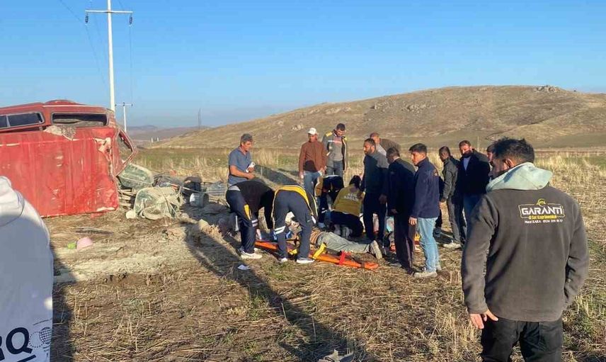 Konya'da işçileri taşıyan minibüs devrildi: altı kişi yaralandı