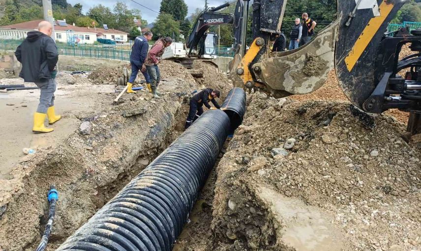 Esmahanım köyü'nde yüzey suları için 800'lik üç boru yerleştirildi