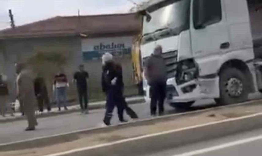 Polatlı'da Gülveren Caddesi'nde kamyon ve otomobil çarpıştı: üç kişi yaralandı