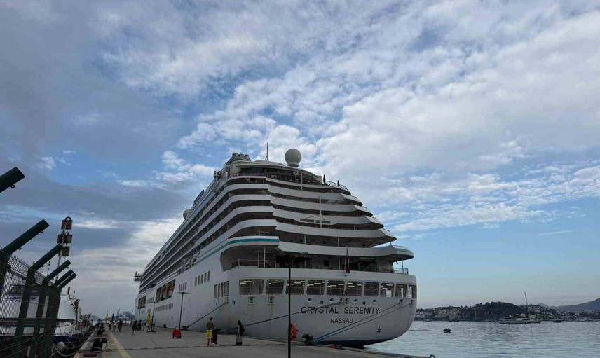 Bodrum’da 693 yolcusuyla yanaşan Crystal Serenity liman hareketliliğini artırdı