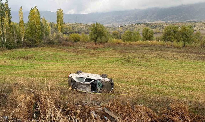 Savaklı mevkiinde otomobil şarampole devrildi: 2 kişi yaralandı