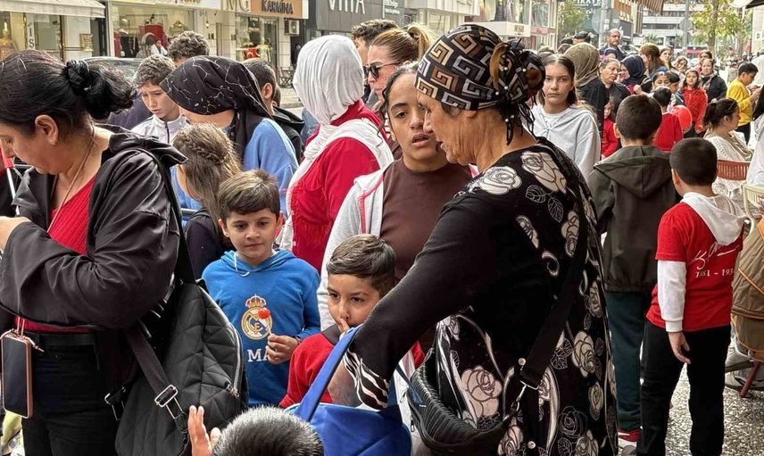 İzmirli esnaftan Cumhuriyet Bayramı'nda çocuklara ücretsiz döner geleneği