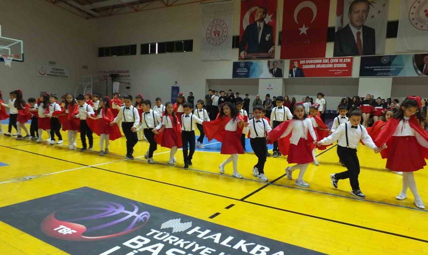 Burhaniye'de gençlerin cumhuriyet coşkusu sporla taçlandı